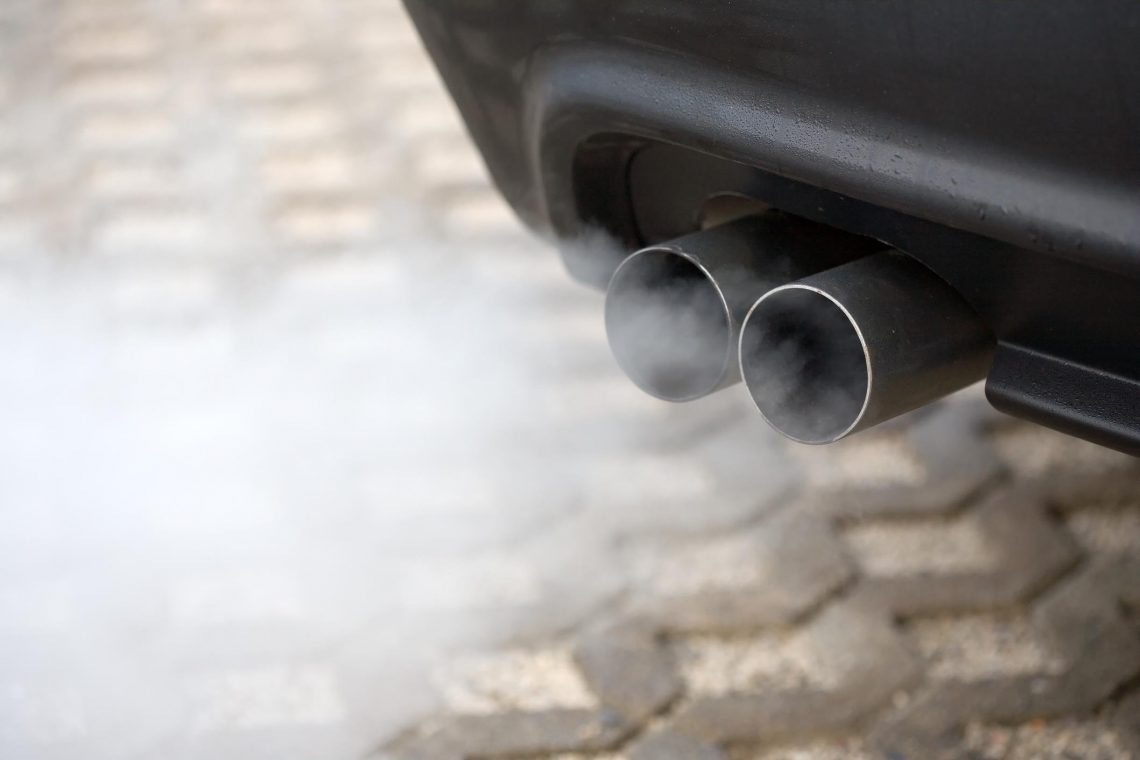 Ma voiture fume blanc : qu'est-ce que je dois faire ?