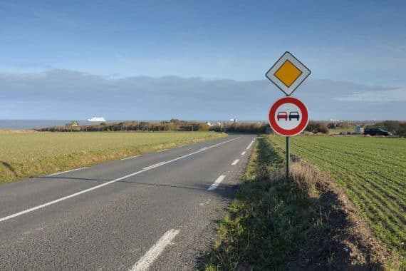 Apprendre la signification de la signalisation routière fait parti de la formation au code de la route