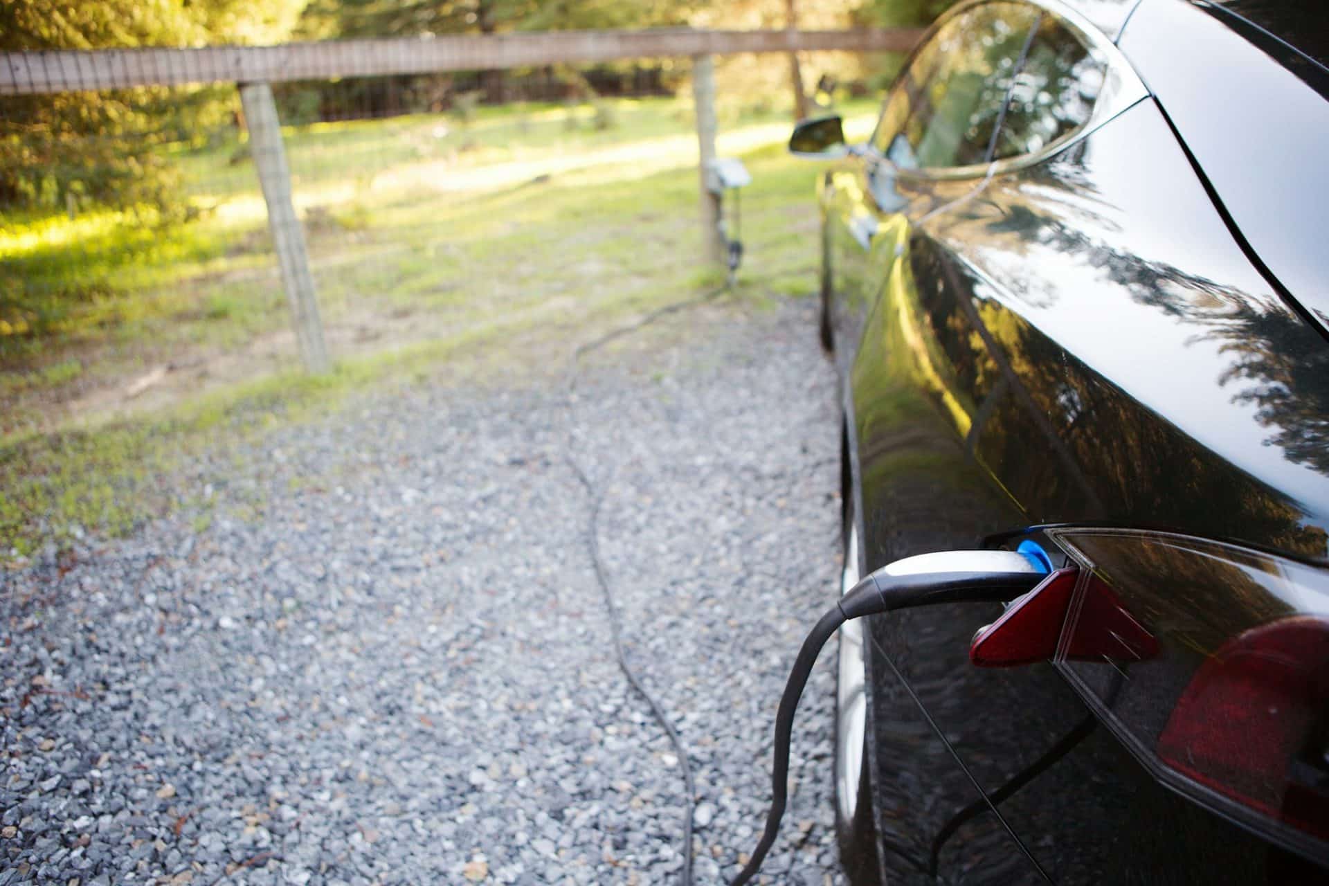 Voyager en voiture électrique sans carte de recharge : est-ce possible ?